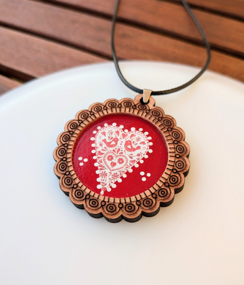 Červený folklórny prívesok z dreva