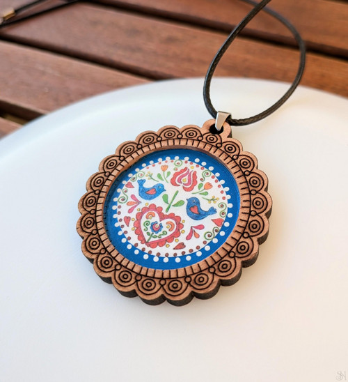Farebný folklórny prívesok z dreva