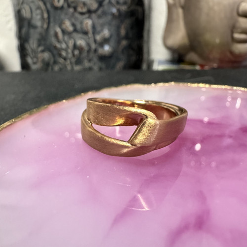 Zlatý proplétaný prsten – elegantní