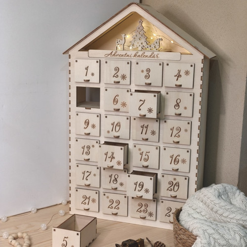 Dřevěný adventní kalendář - domeček se jménem - xl