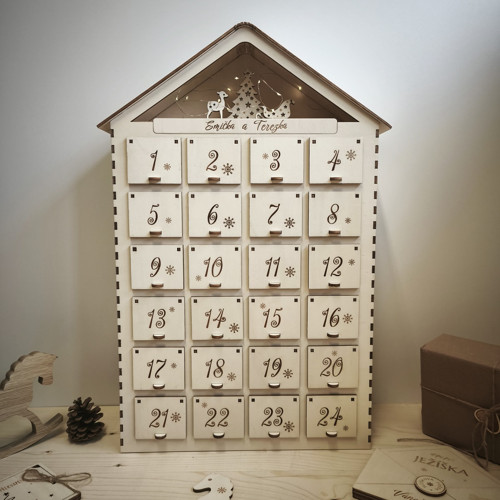 Dřevěný adventní kalendář - domeček se jménem - xl