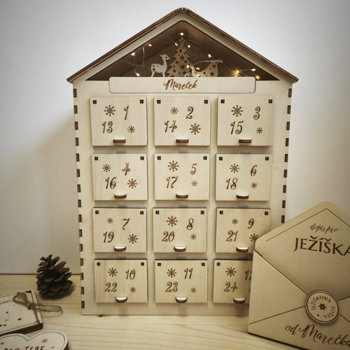 Dřevěný adventní kalendář - domeček se jménem - M