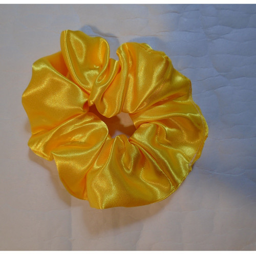 Saténová scrunchie gumička ŽLUTÁ