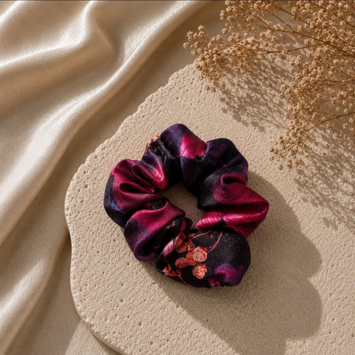 Saténová gumička scrunchie - Vínový květ