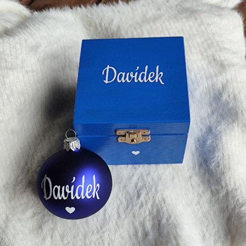 Vánoční ozdoba se jménem v dárkové krabičce modrá