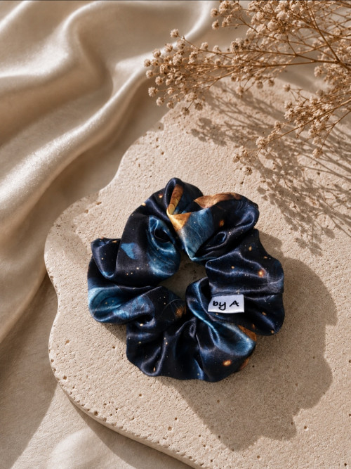 Saténová gumička scrunchie - Hvězdné listí