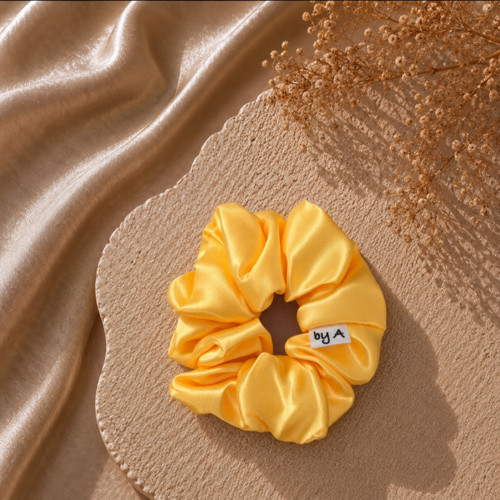 Saténová gumička scrunchie - žlutá