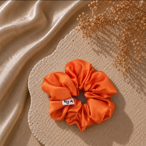 Saténová gumička scrunchie - oranžová