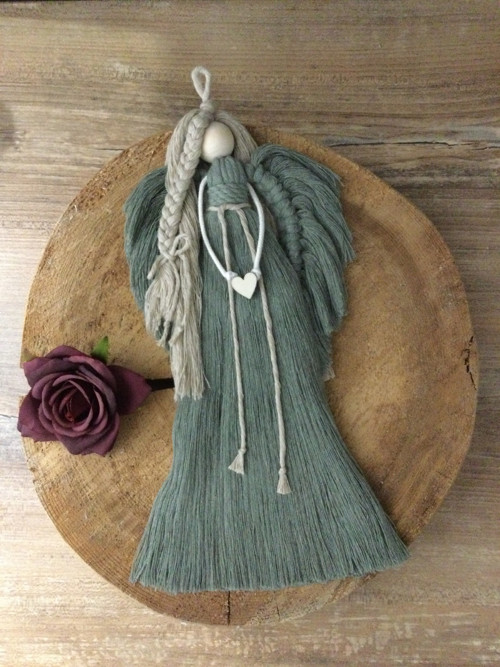 Macrame andělka v boho stylu - zelená/sage.