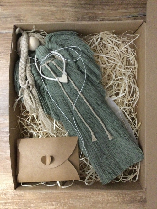 Macrame andělka v dárkovém setu - zelená/sage.