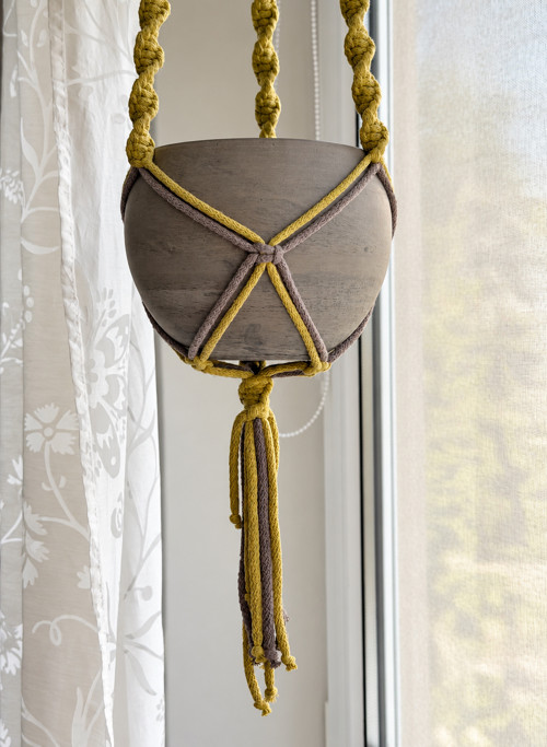 Macramé závěs s hliněným květináčem