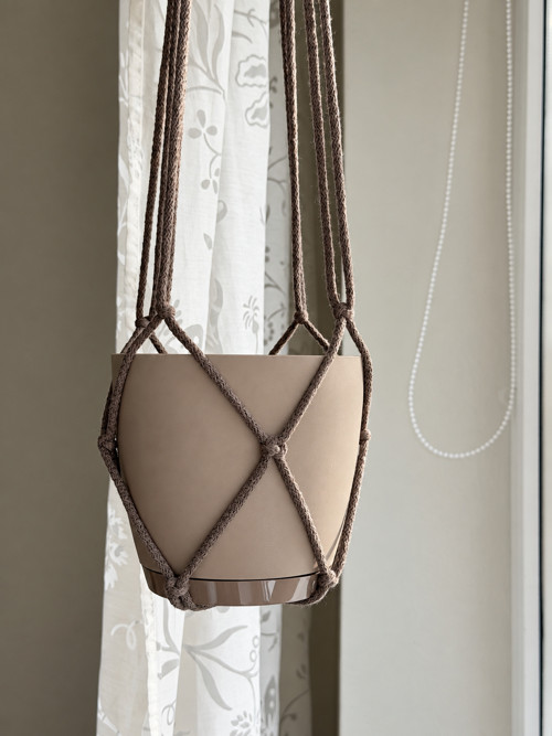 Minimalistický macramé závěs s květináčem