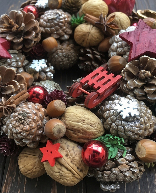 Adventní věneček z přírodnin 25 cm