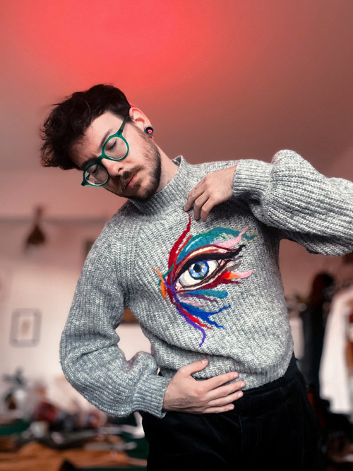 Upcyklovaný svetr s autorským motivem oka