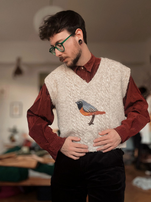 Upcyklovaná vesta s autorským plstěným rehkem