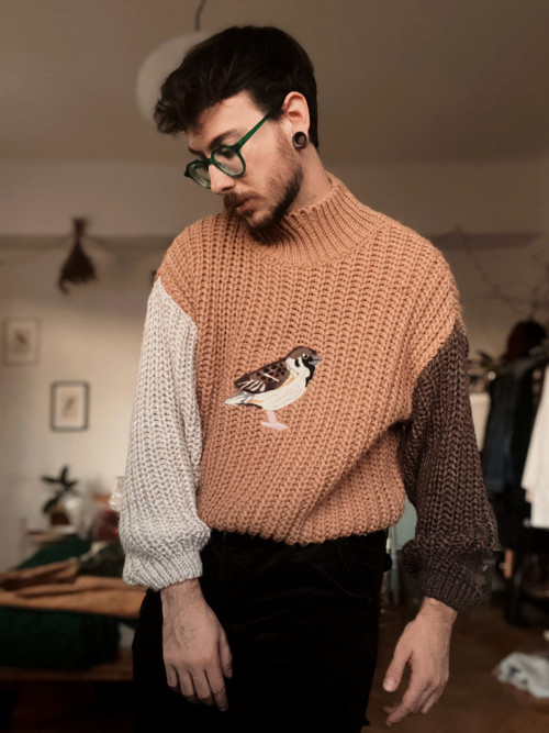 Upcyklovaný svetr s autorským plstěným vrabcem