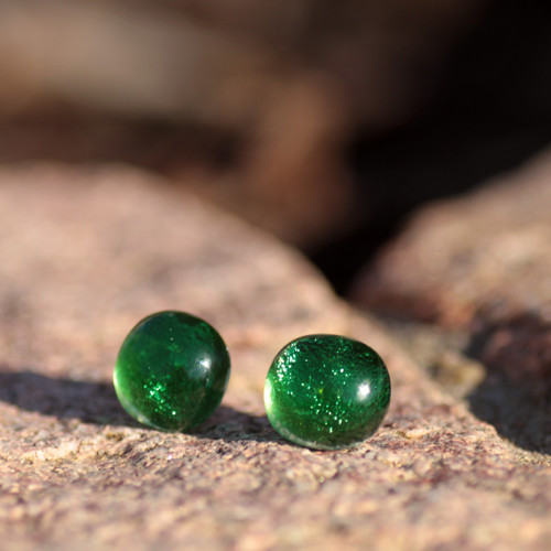Zelené skleněné náušnice puzety 11 mm