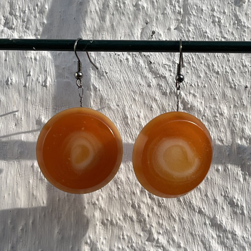 Oranžové náušnice z retro knoflíků
