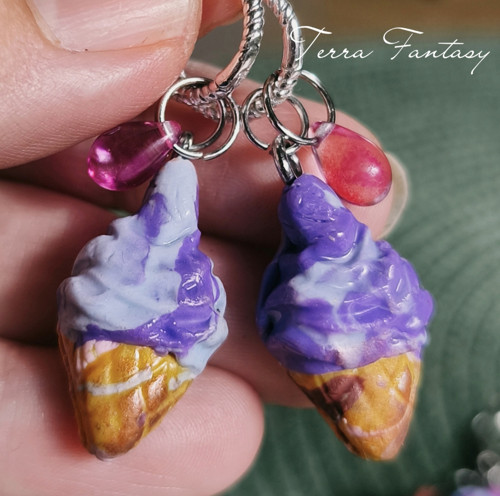 Magická zmrzka. Náušnice, české sklo, polymer.