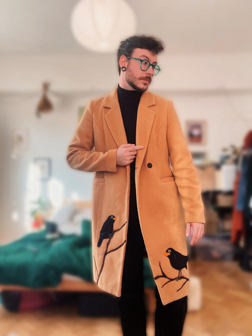 Upcyklovaný kabát s autorskými plstěnými kosy
