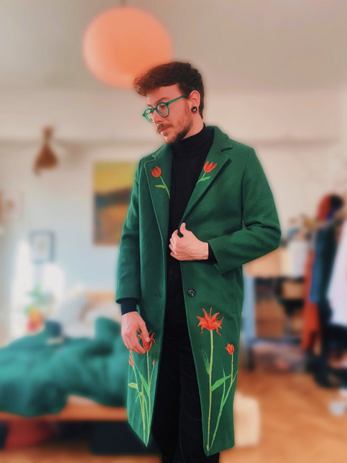 Upcyklovaný kabát s autorskými plstěnými květy