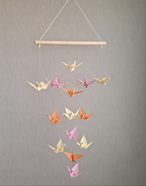 Nástěnná dekorace s origami jeřáby oranžová/růžová