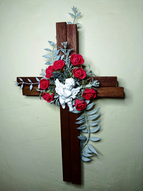 Smuteční kříž z teakového dřeva s andělem 32 cm