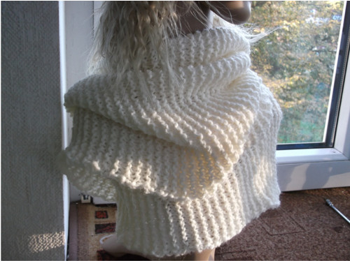 Smetanový nákrčník výška 35 cm, dokola 120 cm.