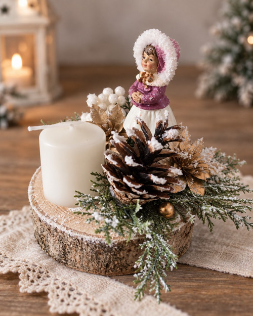 Zasněžený adventní svícen s holčičkou