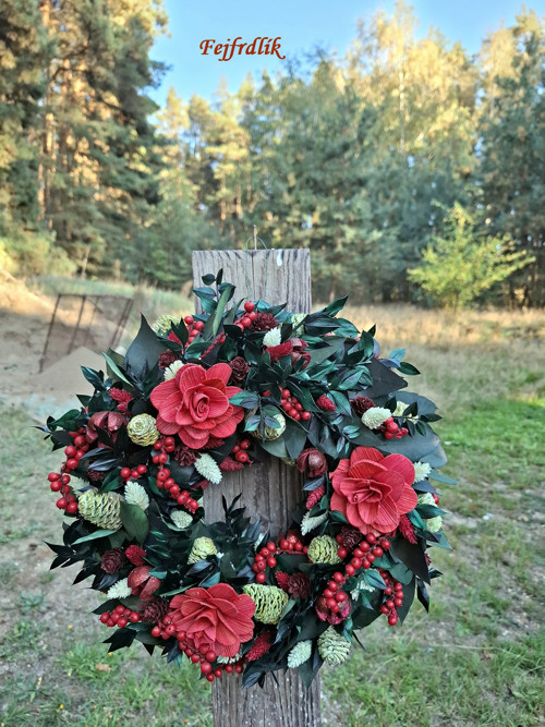 Vánoční věnec z eukalyptu a ruskusu ..