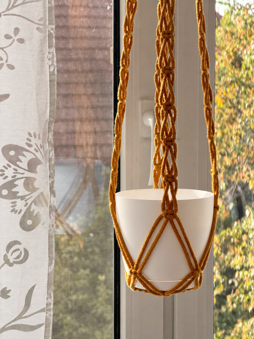 Hořčicový macramé závěs na květináč