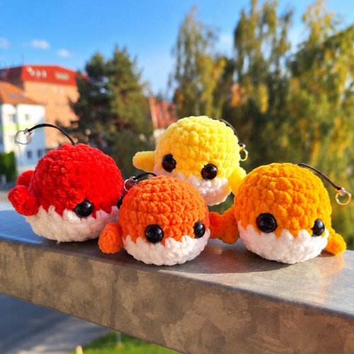 Háčkovaná mini velrybka – barevná klíčenka