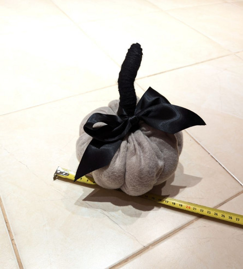 Látková dekorace dýně šedá s mašlí 18cm
