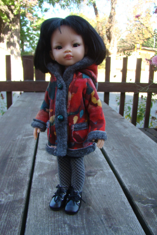 Paola Reina 32 cm - kabátek