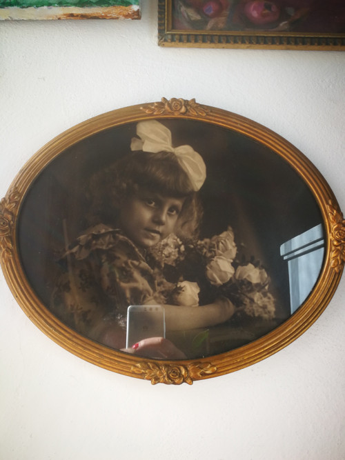 Fotografie v oválném rámu