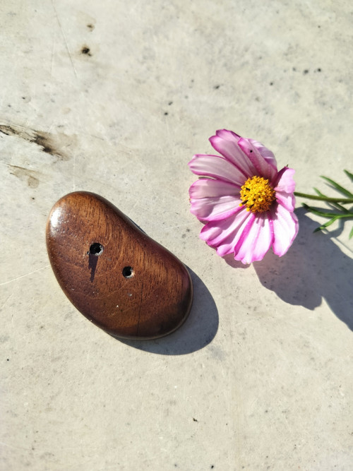 Designový knoflík ze dřeva ořešáku