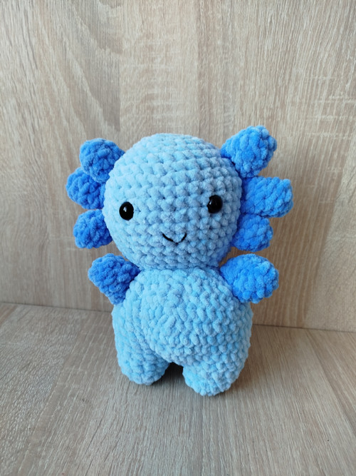 Háčkovaný axolotl – pastelově modrý