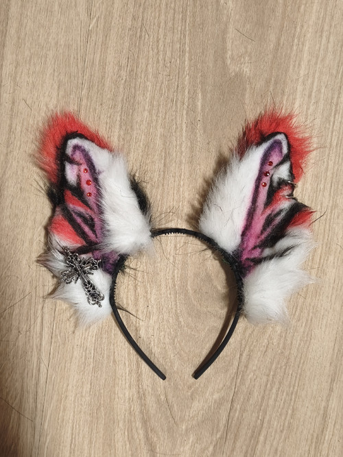 Červená goth puppy ouška