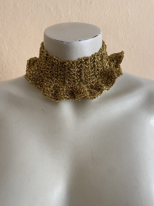 Zlatý háčkovaný nákrčník „Royal Gold“