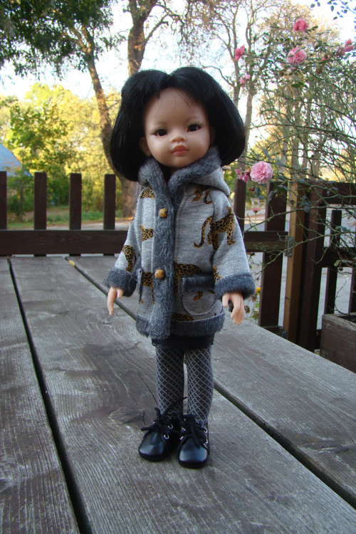 Paola Reina 32 cm - kabátek