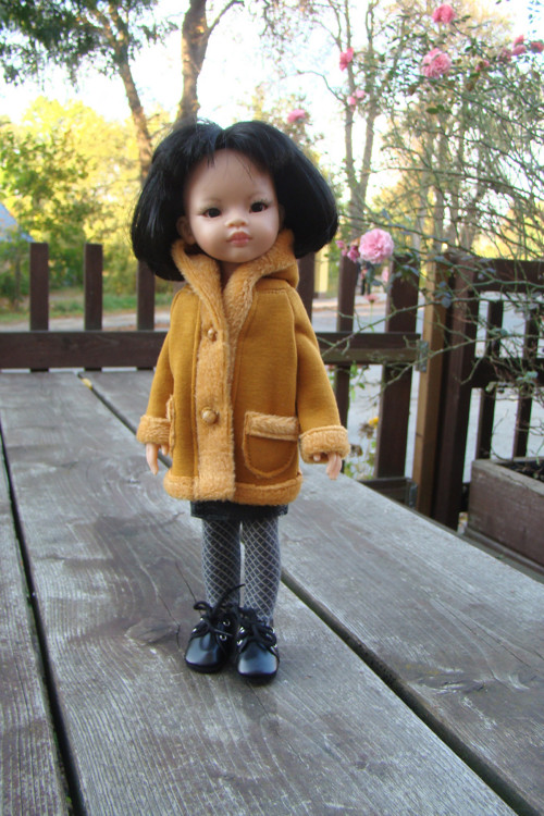 Paola Reina 32 cm - kabátek