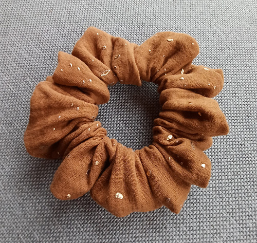 Scrunchie - karamelová se zlatem