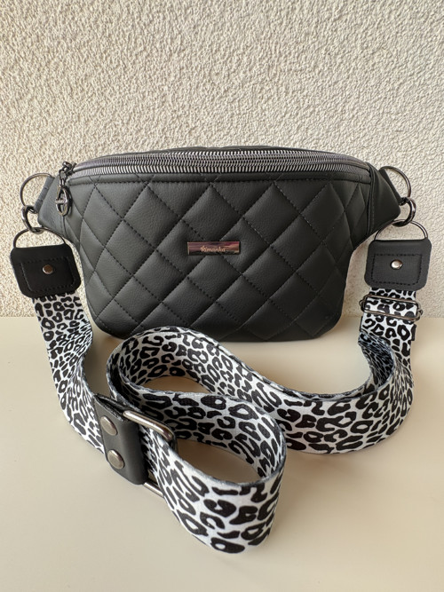 Originální prošívaná ledvinka s leopardím popruhem