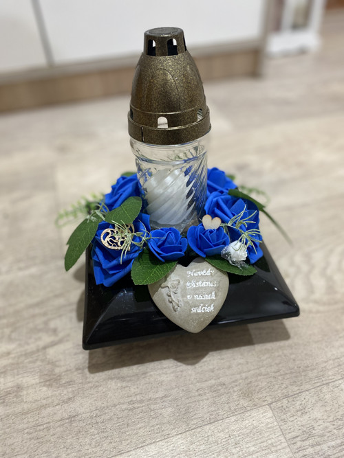 Smuteční dekorace na hrob/ikebana