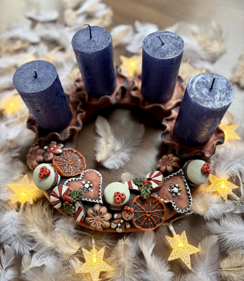 Adventní věnec s vůní perníčků,cukroví a makronek…