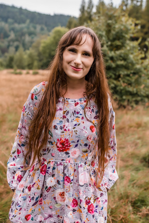 Květované mušelínové šaty, dlouhý rukáv... Šedé