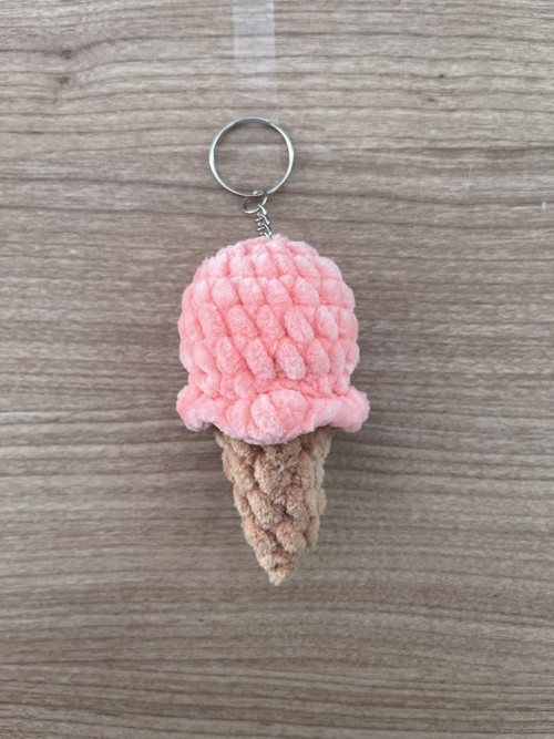Háčkovaný přívěsek Zmrzlina (8 cm)