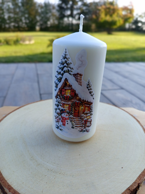 Vánoční svíčka – Chaloupka se sněhulákem
