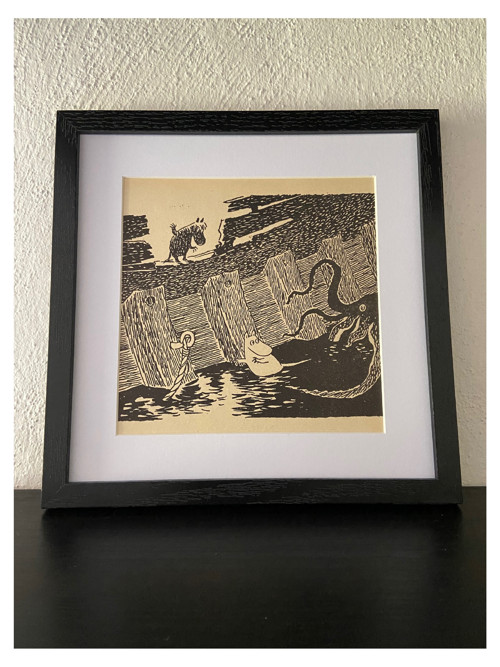 Vintage ilustrace Mumínek a mořská příšera v rámu