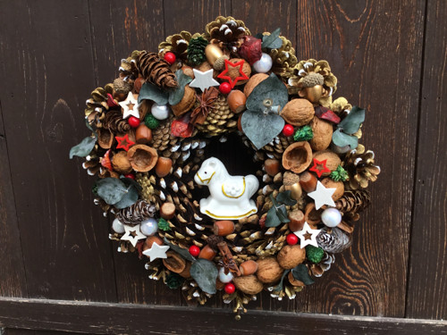 Adventní věnec na dveře s porcelánovým koníkem